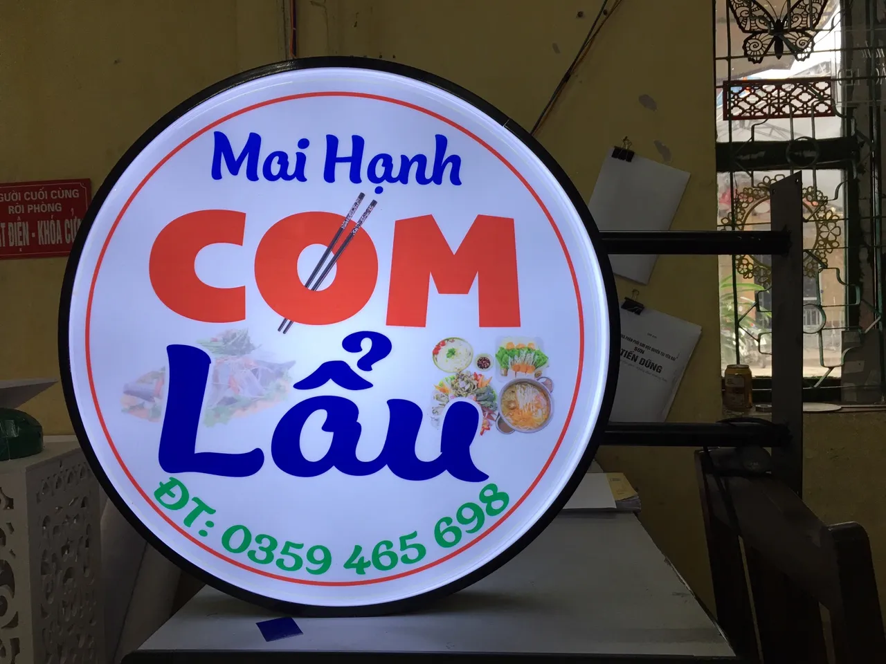 Biển vẫy hút nổi sẽ tạo ra hiệu ứng ánh sáng lấp lánh, chuyển động liên tục như đang vẫy gọi khách hàng