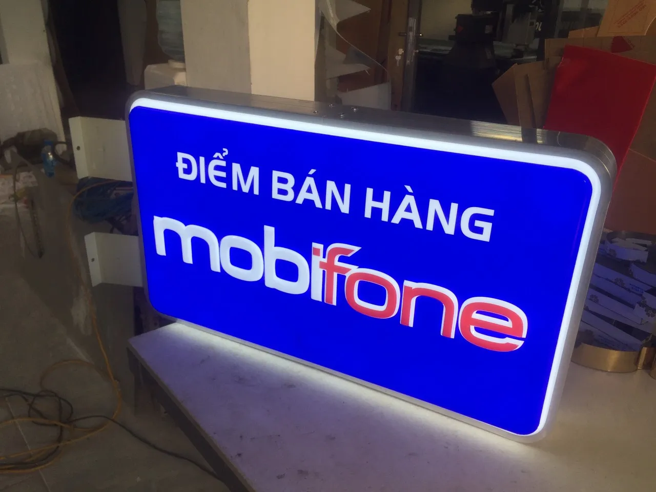 Những ứng dụng phổ biến của biển vẫy hộp đèn trong kinh doanh