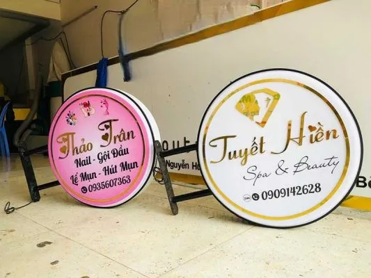 Ưu điểm của dịch vụ làm biển vẫy mica tại Làm Bảng Hiệu Co