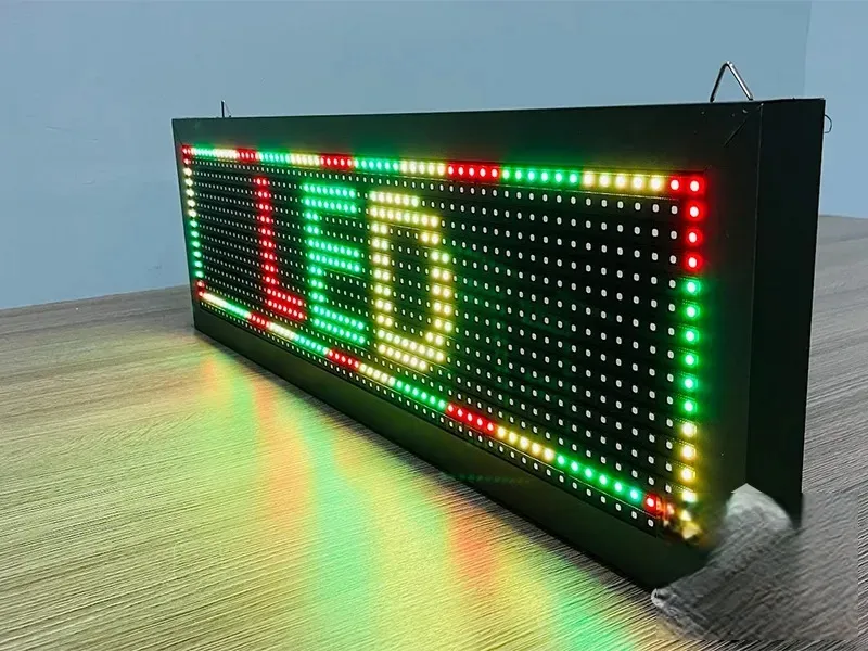 Ưu điểm khi sử dụng dịch vụ làm biển led ma trận 3 màu tại Làm Bảng Hiệu Co