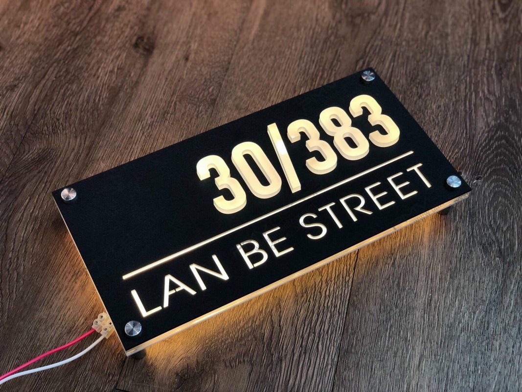 Ưu điểm vượt trội của bảng số nhà nhôm đúc là khả năng chống chịu thời tiết tốt, không bị oxi hóa và có thể tạo hình với các chi tiết phức tạp, tinh tế