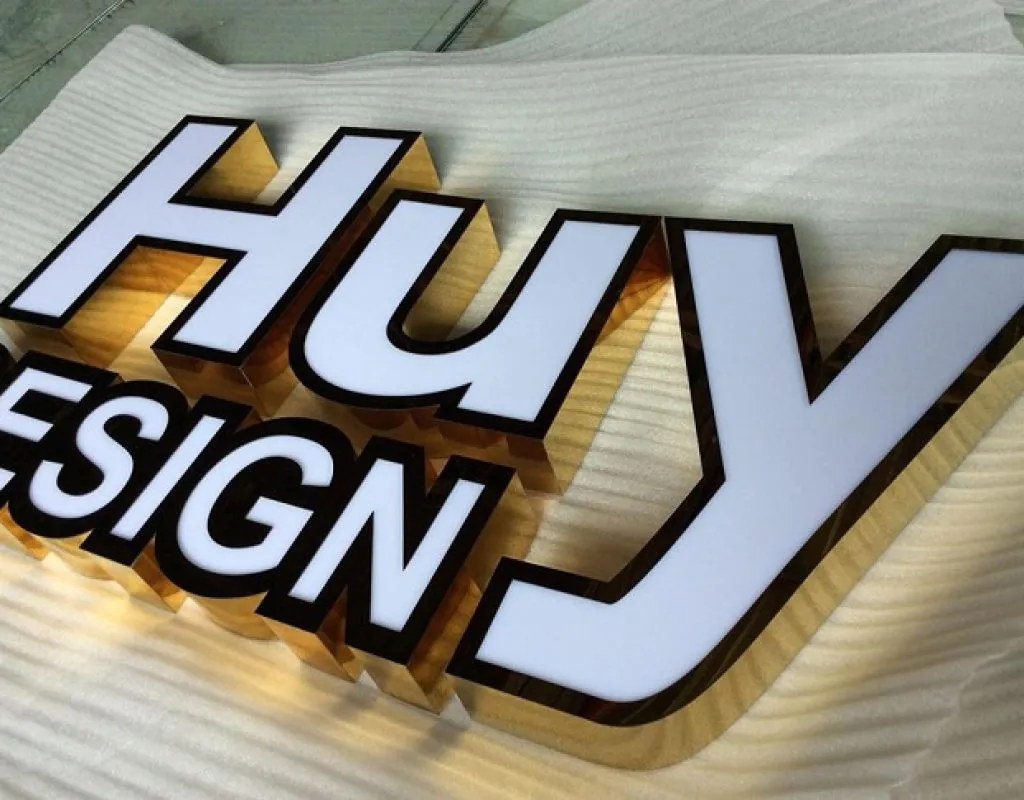 Chữ inox bạc là loại phổ biến nhất và được sử dụng rộng rãi trong các ứng dụng quảng cáo