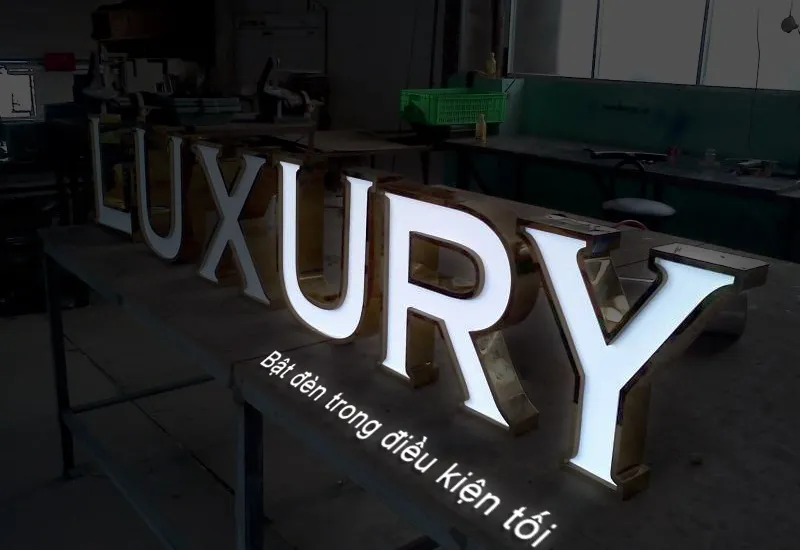 Làm Bảng Hiệu Co sở hữu đội ngũ thiết kế và kỹ thuật viên với hơn 10 năm kinh nghiệm trong lĩnh vực làm chữ inox mặt mica