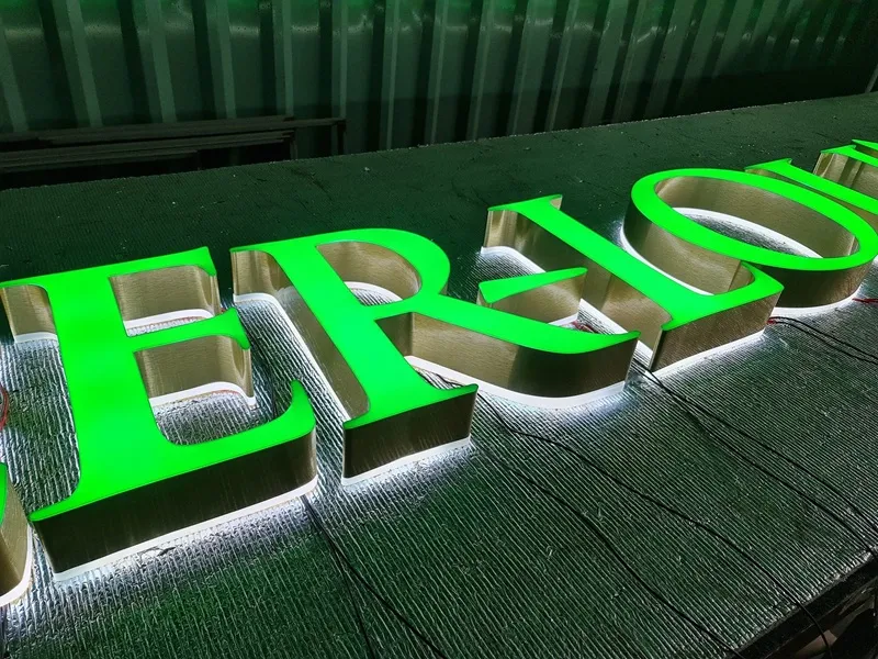 Quy trình thiết kế chữ inox tại Làm Bảng Hiệu Co bắt đầu bằng buổi tư vấn chi tiết với khách hàng