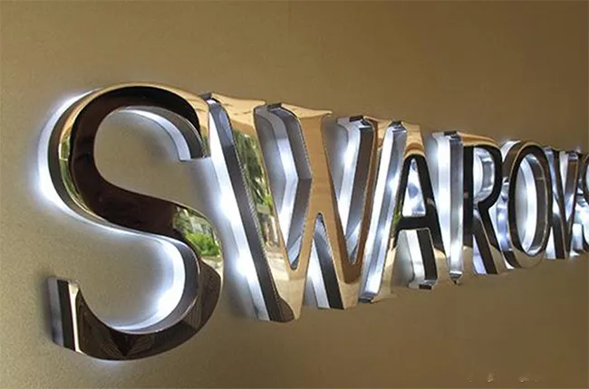 Thiết kế chữ inox hắt sáng chân là một quy trình đòi hỏi sự tỉ mỉ, chính xác và óc thẩm mỹ cao