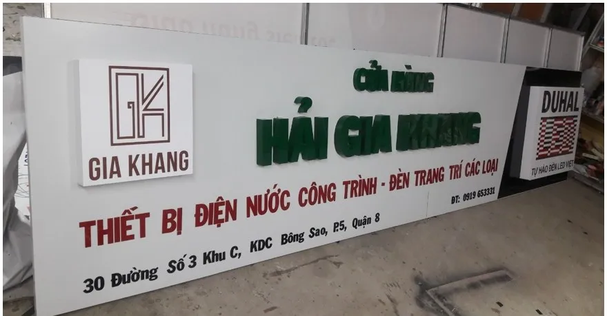 Ưu điểm nổi bật của bảng hiệu hộp đèn alu là khả năng tạo hiệu ứng ánh sáng ấn tượng