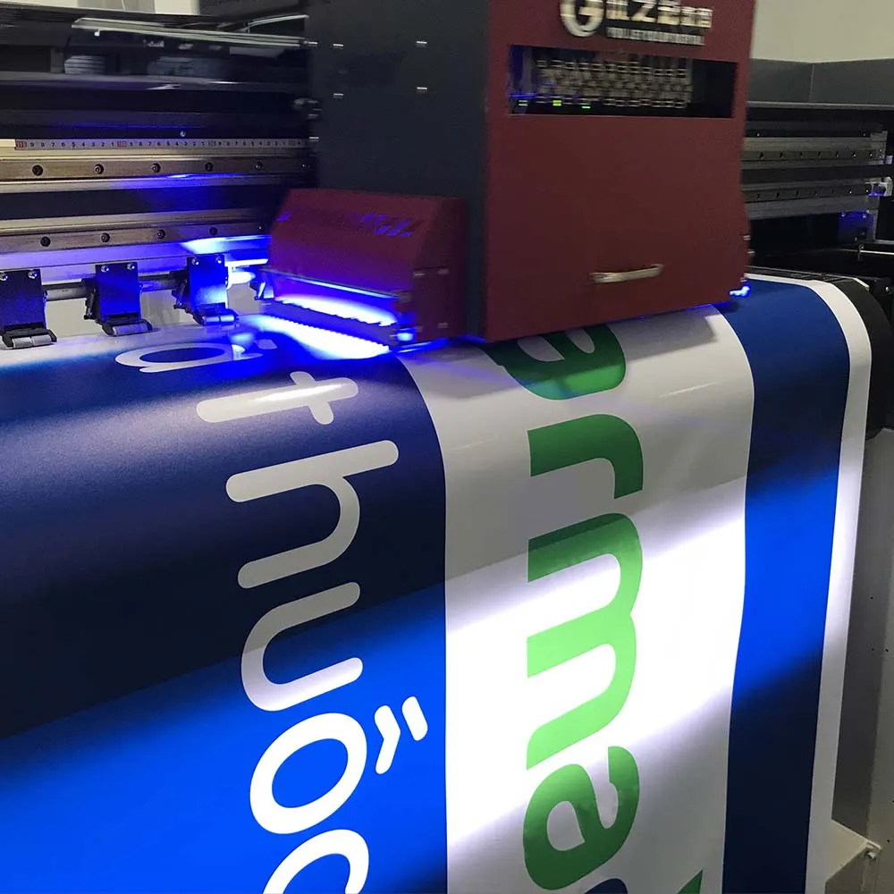 Bạt không gân đã và đang trở thành một trong những chất liệu quảng cáo được ưa chuộng nhất hiện nay