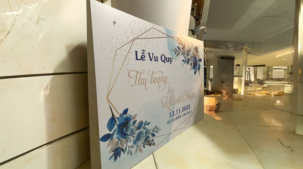 Giá in phông bạt tại Làm Bảng Hiệu Co được tính dựa trên nhiều yếu tố như loại chất liệu, kích thước, số lượng và yêu cầu gia công