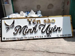 Chia sẻ kinh nghiệm thi công biển quảng cáo Alu ngoài trời an toàn, đúng chuẩn kỹ thuật: từ khảo sát, thiết kế, gia công đến lắp đặt. Hướng dẫn chi tiết cho chủ cửa hàng và các cặp đôi chuẩn bị khai trương.