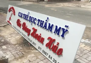 Hướng dẫn chi tiết cách tính chi phí làm biển hiệu alu và các yếu tố ảnh hưởng giá khung, vật liệu, đèn LED, nhân công… giúp chủ cửa hàng ước tính chính xác.