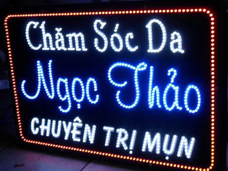 Phân vân giữa biển hộp đèn và biển LED vẫy? So sánh chi tiết ưu, nhược điểm về chi phí, độ bền, khả năng thu hút để chọn biển quảng cáo phù hợp nhất cho cửa hàng của bạn