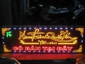 Bạn thắc mắc giá biển LED? Khám phá ngay cách bóc tách chi phí làm biển LED chi tiết: từ module, khung, đến thi công. Nhận báo giá chính xác cho cửa hàng của bạn!