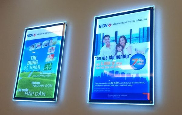 bien quang cao hop den mica sieu mong dep 1