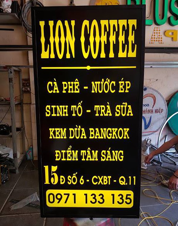 bin quang cao hop den alu am ban 5