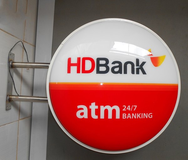 bien quang cao hop den mica dep 4