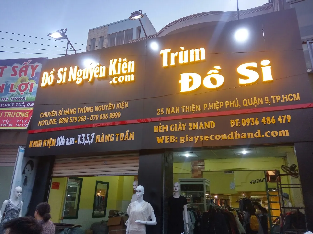 Hiệu ứng sáng hắt chân chữ của logo Inox