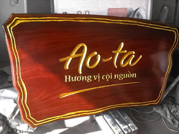 Biển vẫy tròn bằng gỗ với khung sắt mỹ thuật treo trước một cửa hàng