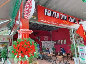 Một mẫu biển hiệu cafe đẹp và phù hợp không chỉ giúp khách hàng nhận ra bạn giữa hàng chục đối thủ, mà còn khơi gợi đúng cảm xúc, thu hút đúng tệp khách hàng mục tiêu và biến họ từ người qua đường thành khách quen