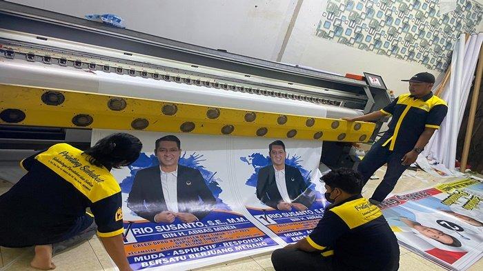 In bạt Hiflex là nhà vô địch về giá cả và độ bền ngoài trời, trong khi in PP là bậc thầy về chất lượng hình ảnh và sự sang trọng trong nhà