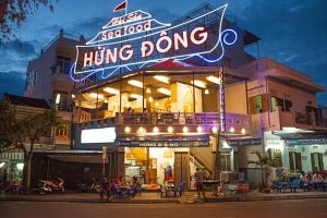 Trong ngành F&B, biển hiệu không phải là một khoản chi phí, mà là một khoản đầu tư trực tiếp vào việc thu hút khách hàng