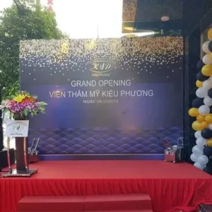 Backdrop rẻ tiền hoặc thi công sơ sài dễ dẫn đến tình trạng cong vênh, nếp nhăn, lỏng lẻo, ảnh hưởng trải nghiệm và hình ảnh thương hiệu