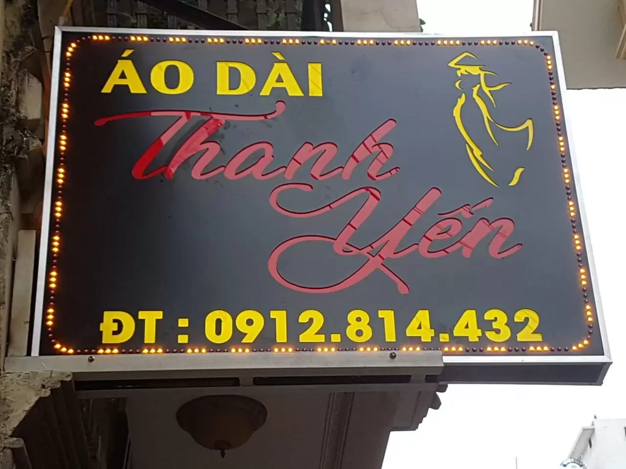 Dù bạn đang kinh doanh trong ngành F&B, thời trang hay công nghệ, một chiếc bảng LED đẹp và chuyên nghiệp sẽ làm nổi bật mặt tiền và thu hút ánh nhìn ngay từ xa