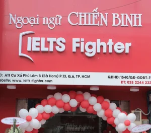 Trong ngành giáo dục — từ trường tiểu học, trung học đến các trung tâm ngoại ngữ — biển tên đóng vai trò quan trọng trong việc thể hiện bản sắc, sự chuyên nghiệp và tạo thiện cảm ban đầu với phụ huynh, học sinh, khách hàng