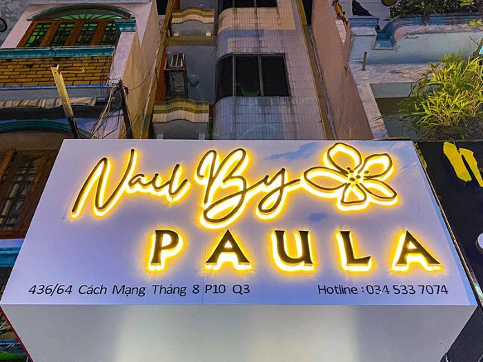 Biển hiệu chữ nổi sáng mặt chữ vào ban đêm