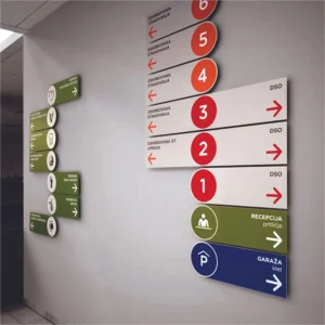 Trong quản trị vận hành hiện đại, biển chỉ dẫn và sơ đồ tầng không chỉ là tiện ích “cho có” mà là thành phần cốt lõi của hệ thống nhận diện nội bộ (wayfinding system)