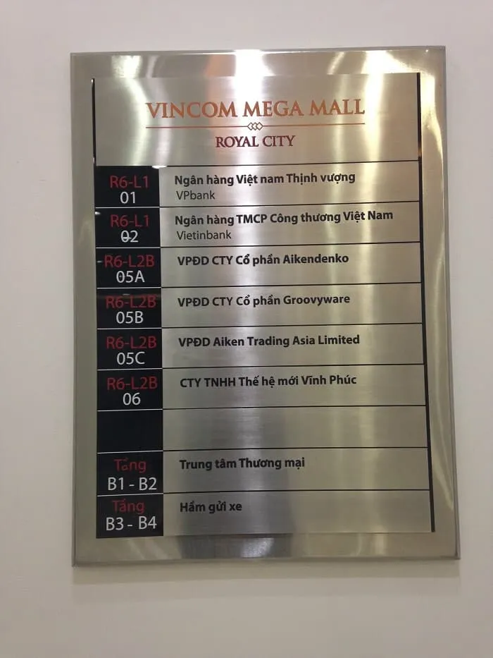 Các biển chỉ dẫn, sơ đồ tầng giúp nhân viên, đối tác và khách hàng dễ dàng tìm kiếm vị trí phòng ban, khu vực họp, thang máy, hay khu vực tiếp khách