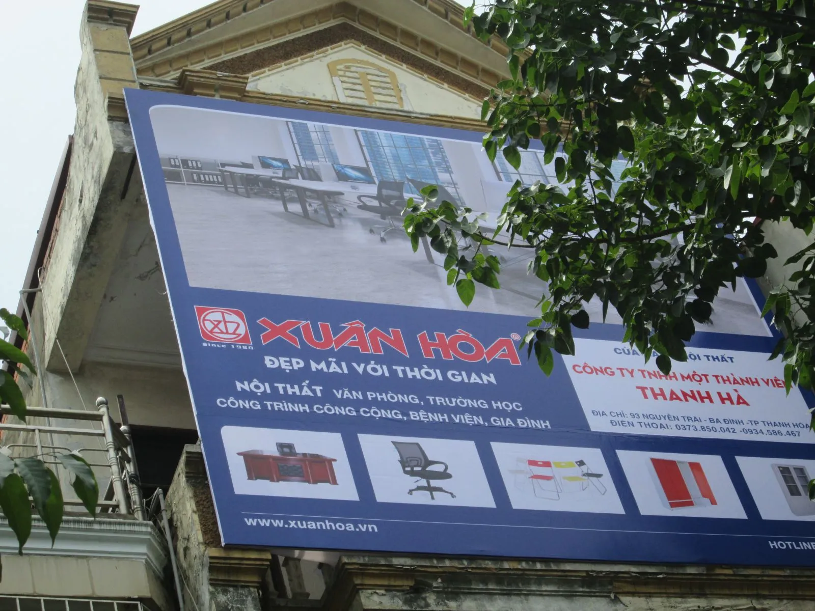 Biển hiệu không nên đưa nội dung quảng cáo (khuyến mãi, slogan quá dài, thông điệp quảng cáo) để tránh bị coi là biển quảng cáo – nhóm này chịu quản lý theo Luật Quảng cáo và tiêu chuẩn khác