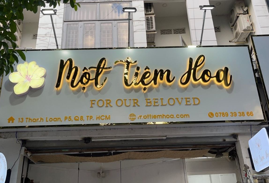 Một bộ sưu tập các mẫu biển hiệu ấn tượng: chữ nổi LED, biển inox, biển gỗ, biển vẫy.