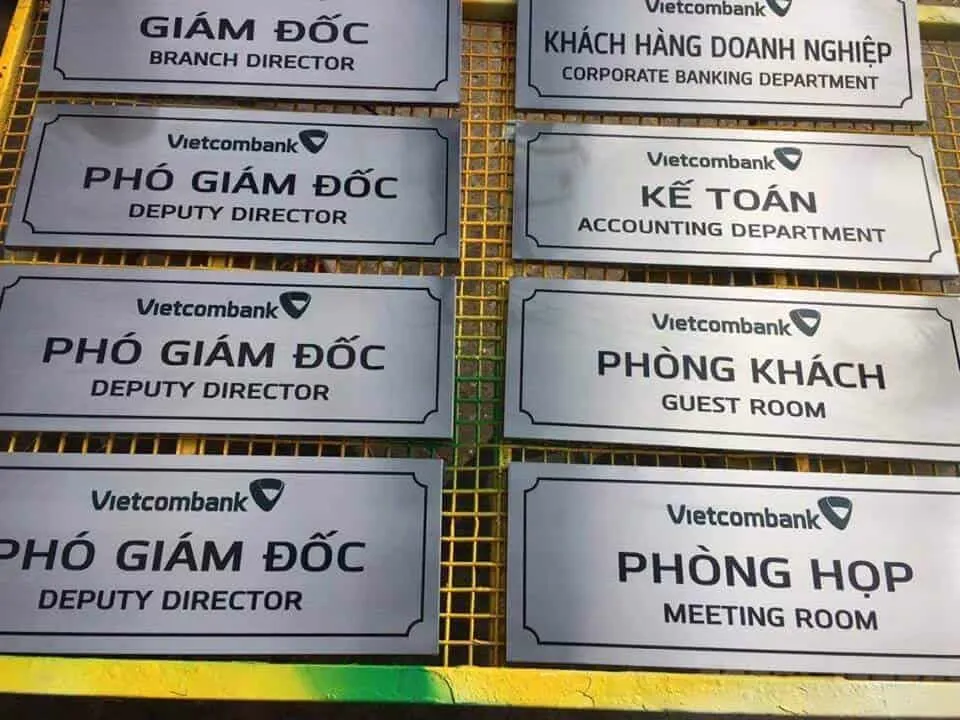 Biển tên nhân viên, biển phòng ban hay bảng nội quy đều thể hiện sự tôn trọng với nhân sự và khách hàng.