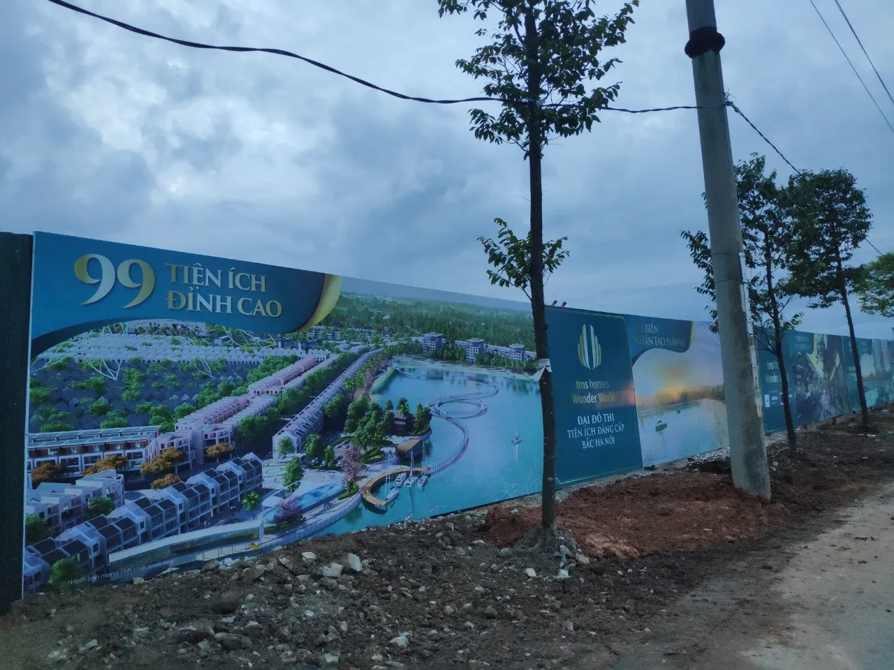 Biển hàng rào kéo dài dọc tuyến đường chính, phối cảnh đẹp, đèn LED chạy chữ, kết hợp sa bàn đặt trong showroom