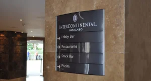 Một khách sạn hay homestay chuyên nghiệp không chỉ nằm ở nội thất đẹp, dịch vụ chu đáo mà còn thể hiện sự chỉn chu từ những chi tiết nhỏ — trong đó hệ thống biển chỉ dẫn (wayfinding signage) và biển tên tòa nhà đóng vai trò then chốt.