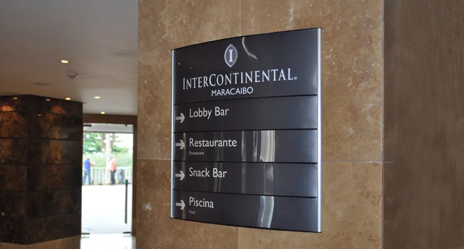 Một khách sạn hay homestay chuyên nghiệp không chỉ nằm ở nội thất đẹp, dịch vụ chu đáo mà còn thể hiện sự chỉn chu từ những chi tiết nhỏ — trong đó hệ thống biển chỉ dẫn (wayfinding signage) và biển tên tòa nhà đóng vai trò then chốt.