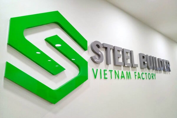 Logo mica ở sảnh, slogan dán tường khu làm việc, 1–2 quote nhỏ trong phòng họp. Sự phân lớp này tạo điểm nhấn nhưng không gây rối mắt.