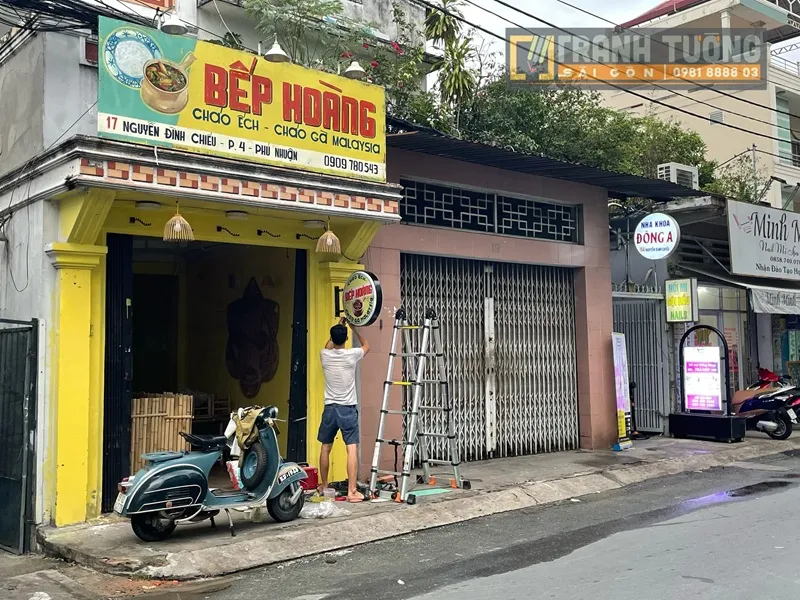 Một biển hiệu cũ kỹ với vài bóng đèn LED bị hỏng, làm mất đi tính thẩm mỹ và sự chuyên nghiệp.