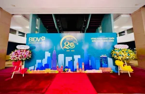 Đừng chỉ treo băng rôn! Khám phá 5+ ấn phẩm quảng cáo khai trương hiệu quả: backdrop, standee, tờ rơi... giúp sự kiện của bạn bùng nổ và thu hút khách.