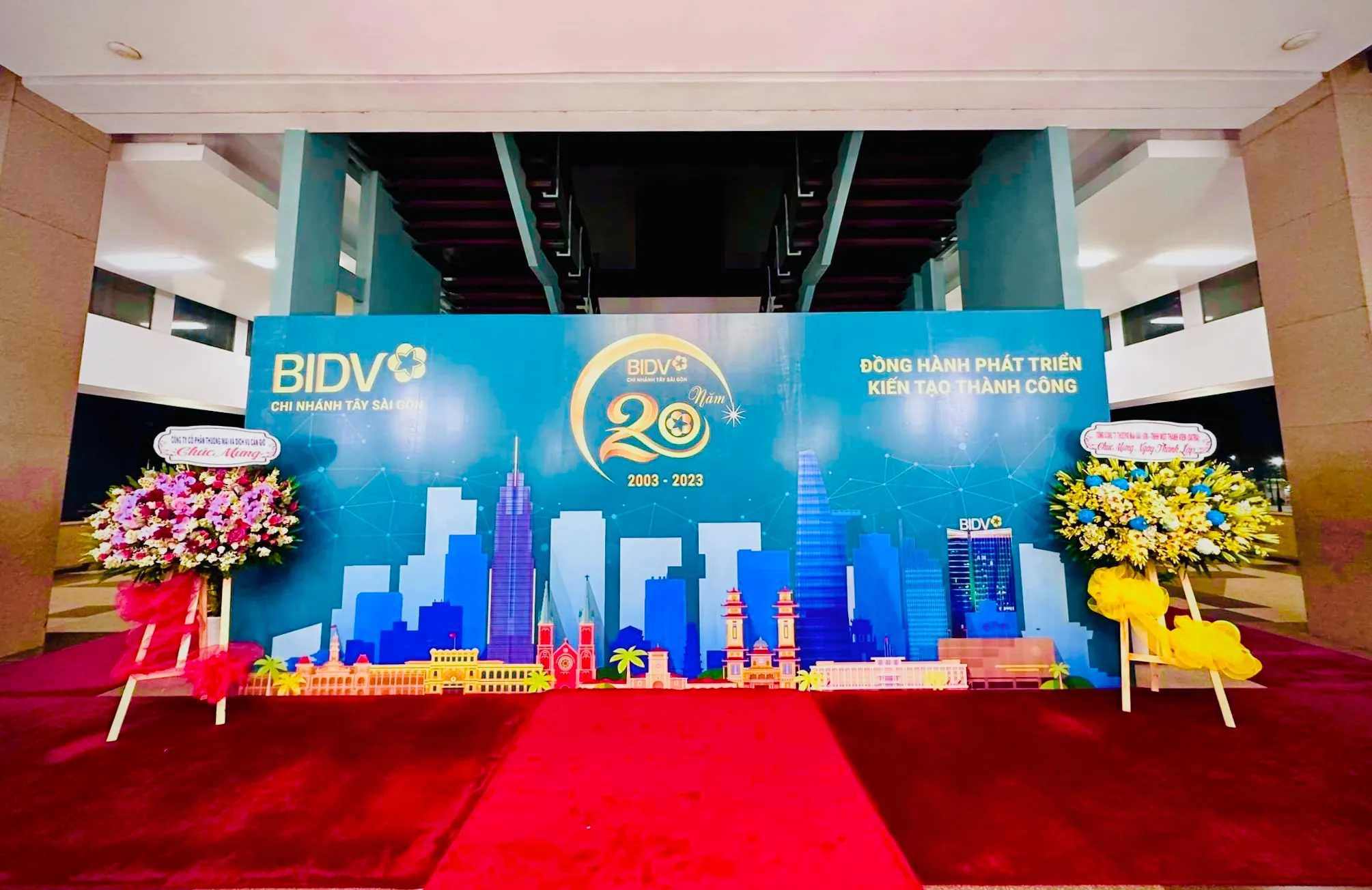 Đừng chỉ treo băng rôn! Khám phá 5+ ấn phẩm quảng cáo khai trương hiệu quả: backdrop, standee, tờ rơi... giúp sự kiện của bạn bùng nổ và thu hút khách.