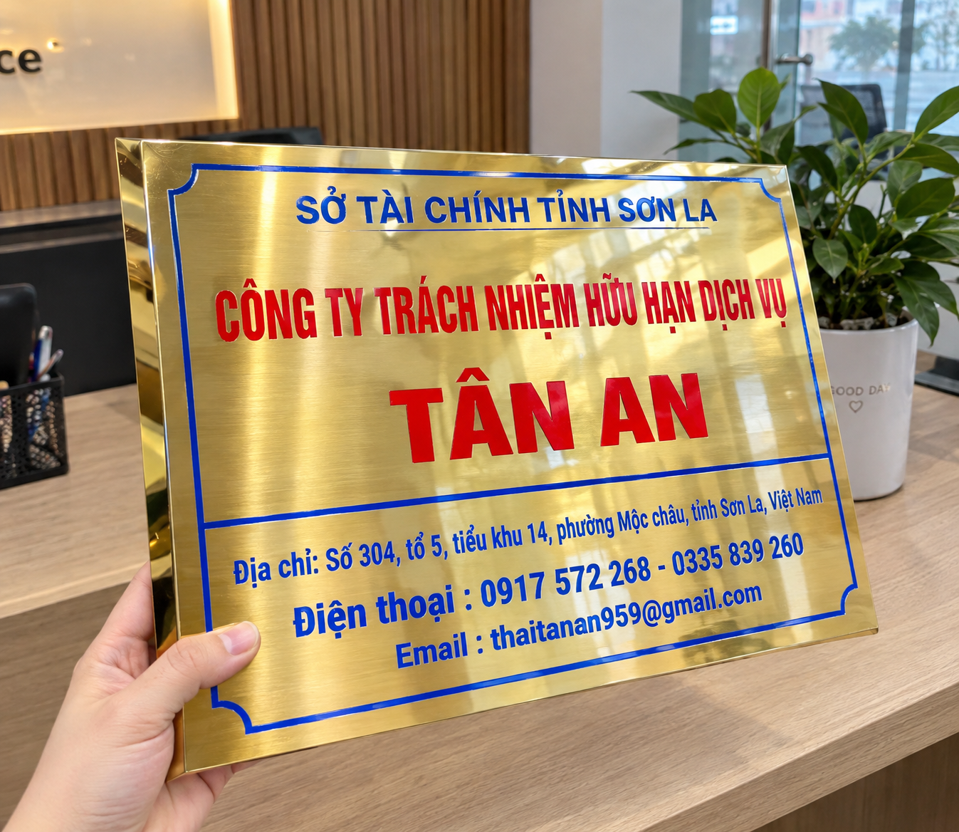 Biển công ty inox sang trọng, sáng bóng, tạo cảm giác chuyên nghiệp và đẳng cấp