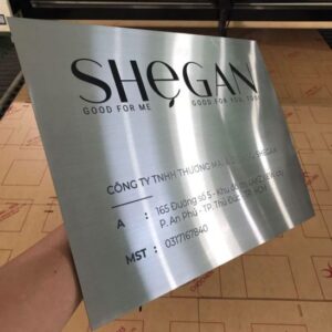 Bảng công ty inox thiết kế sang trọng, bề mặt sáng bóng, chữ nổi rõ nét, tạo vẻ chuyên nghiệp và bền đẹp cho doanh nghiệp.