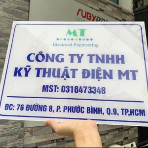 Bảng hiệu công ty mica gắn trụ cách tường