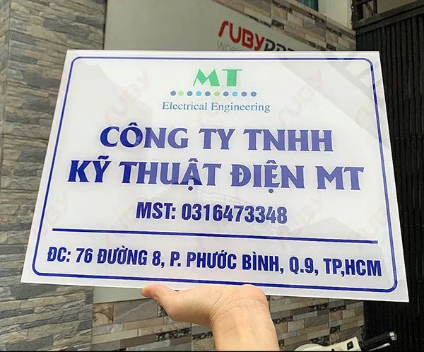 Bảng hiệu công ty mica gắn trụ cách tường