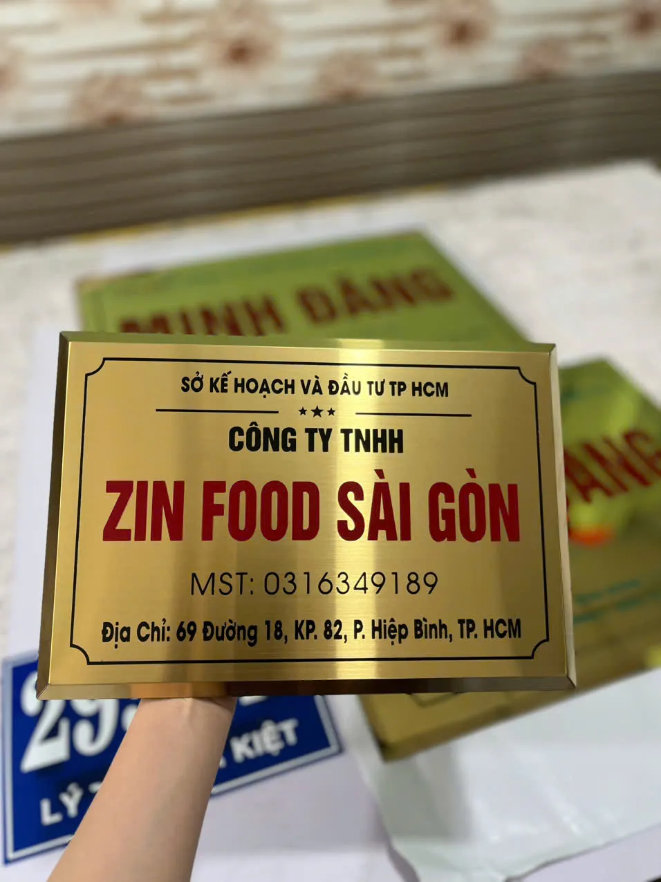 Bảng tên công ty inox xước với chữ màu đen