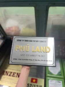 Bảng hiệu công ty nền alu kết hợp logo và chữ nổi