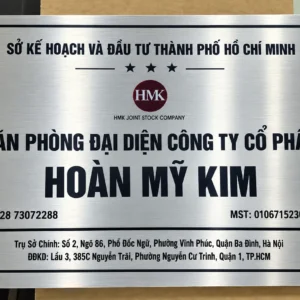 Bảng hiệu công ty lắp tại mặt tiền văn phòng