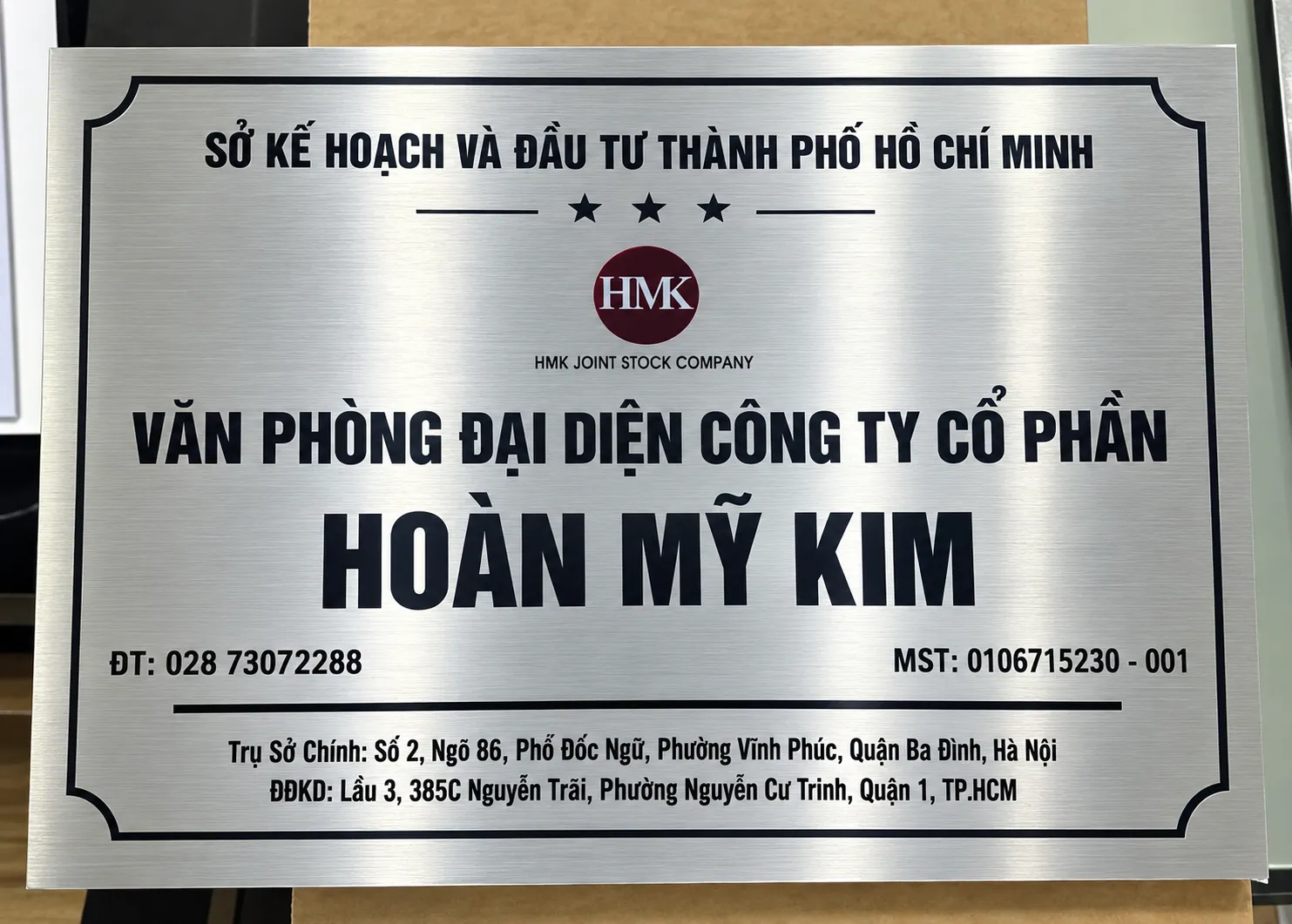 Bảng hiệu công ty lắp tại mặt tiền văn phòng