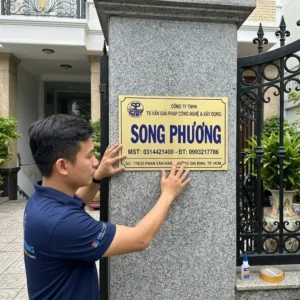 Thi công bảng hiệu công ty tại TPHCM bởi Thế Giới Quảng Cáo