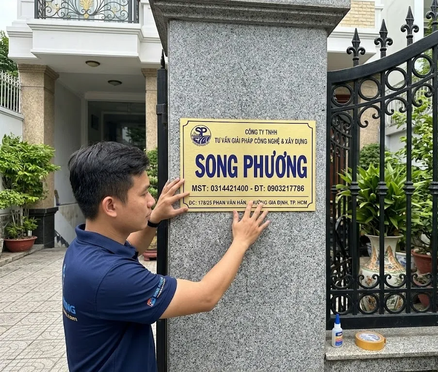 Thi công bảng hiệu công ty tại TPHCM bởi Thế Giới Quảng Cáo